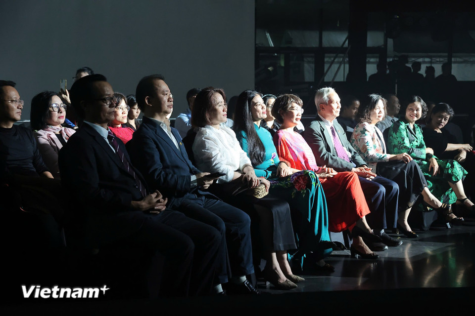 Âm nhạc truyền thống hòa cùng nghệ thuật thị giác tạo nên "Khoảnh khắc vĩnh cửu"- Ảnh 2.