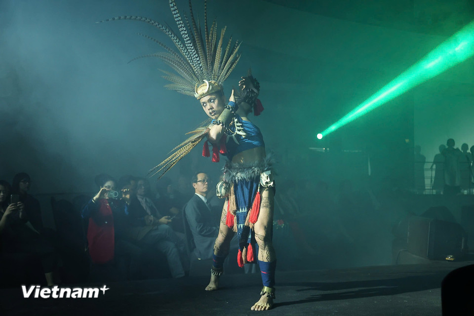 Âm nhạc truyền thống hòa cùng nghệ thuật thị giác tạo nên "Khoảnh khắc vĩnh cửu"- Ảnh 10.