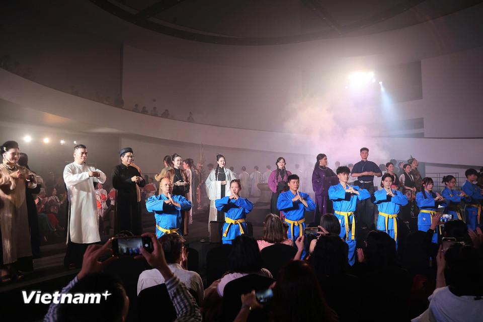 Âm nhạc truyền thống hòa cùng nghệ thuật thị giác tạo nên "Khoảnh khắc vĩnh cửu"- Ảnh 1.