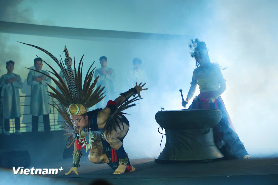 Âm nhạc truyền thống hòa cùng nghệ thuật thị giác tạo nên "Khoảnh khắc vĩnh cửu"- Ảnh 9.