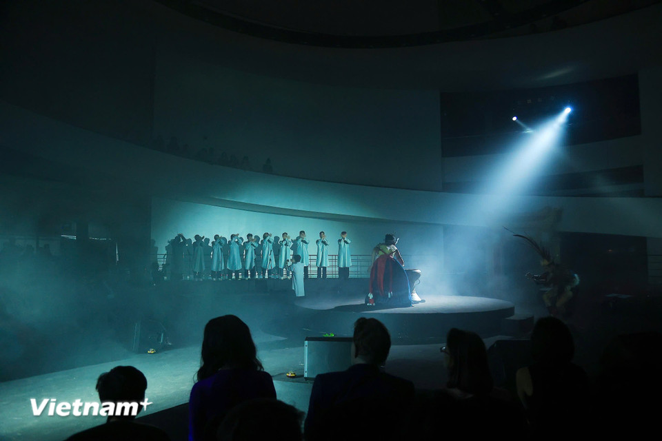 Âm nhạc truyền thống hòa cùng nghệ thuật thị giác tạo nên "Khoảnh khắc vĩnh cửu"- Ảnh 8.