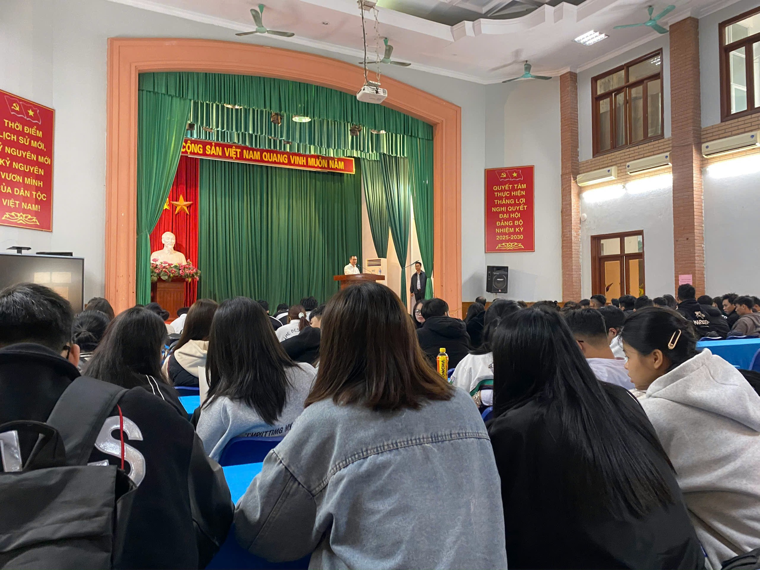 Lùm xùm khoản chi tập luyện A80: Hiệu trưởng trường Cao đẳng Du lịch Hà Nội thừa nhận sơ suất- Ảnh 2. Lùm xùm khoản chi tập luyện A80: Hiệu trưởng trường Cao đẳng Du lịch Hà Nội thừa nhận sơ suất- Ảnh 2.