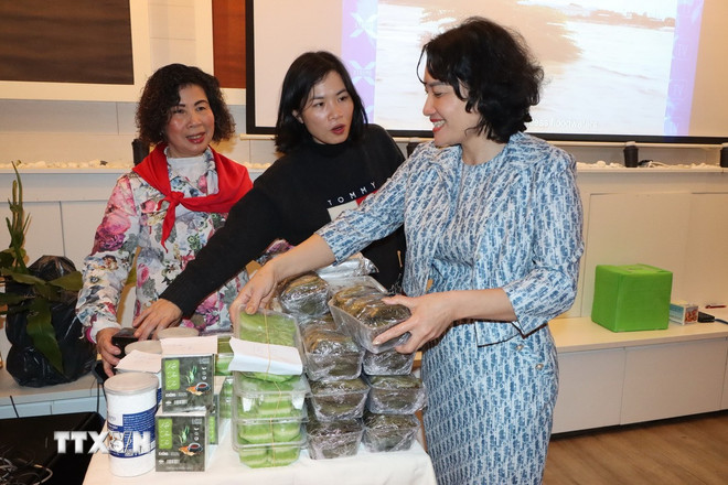 Hội Phụ nữ Việt Nam tại Bỉ chung tay hỗ trợ người dân miền Trung bị lũ lụt- Ảnh 1.