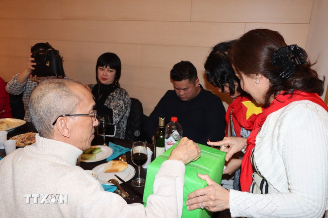 Hội Phụ nữ Việt Nam tại Bỉ chung tay hỗ trợ người dân miền Trung bị lũ lụt- Ảnh 2.