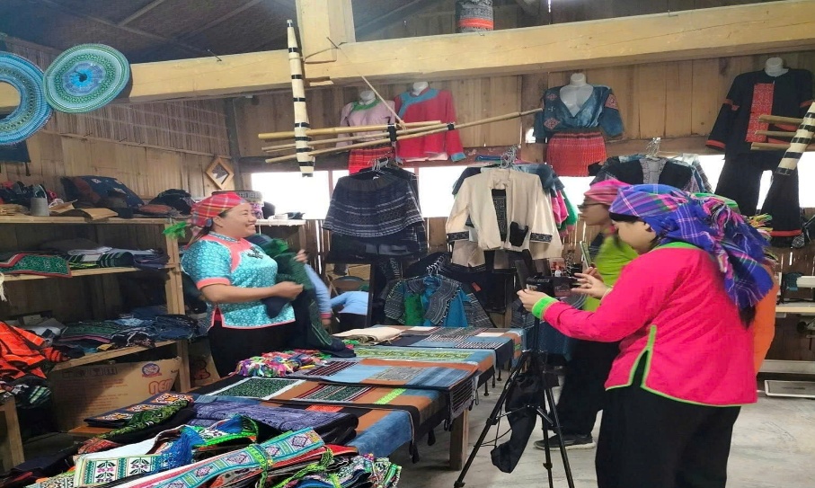 Thu hẹp khoảng cách giới trong tiếp cận tri thức số giúp phụ nữ Lào Cai giảm nghèo bền vững- Ảnh 3. Thu hẹp khoảng cách giới trong tiếp cận tri thức số giúp phụ nữ Lào Cai giảm nghèo bền vững- Ảnh 3.