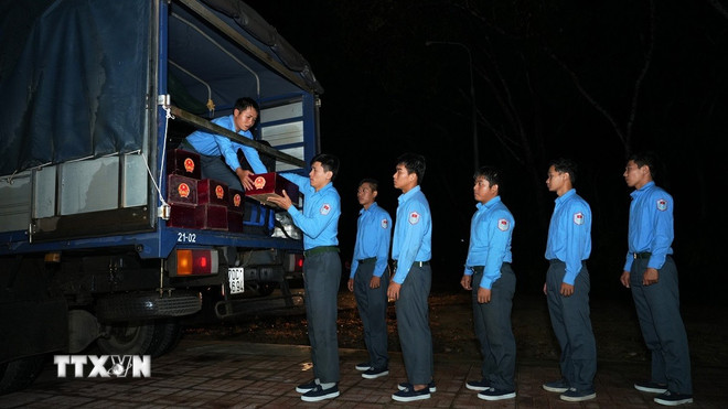 Đón hài cốt liệt sỹ quân tình nguyện Việt Nam hy sinh tại Campuchia về nước- Ảnh 2.
