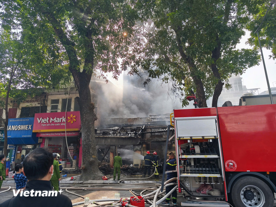 Hà Nội: Cháy lớn giữa phố Lò Đúc, khói bốc cao hàng chục mét- Ảnh 5.