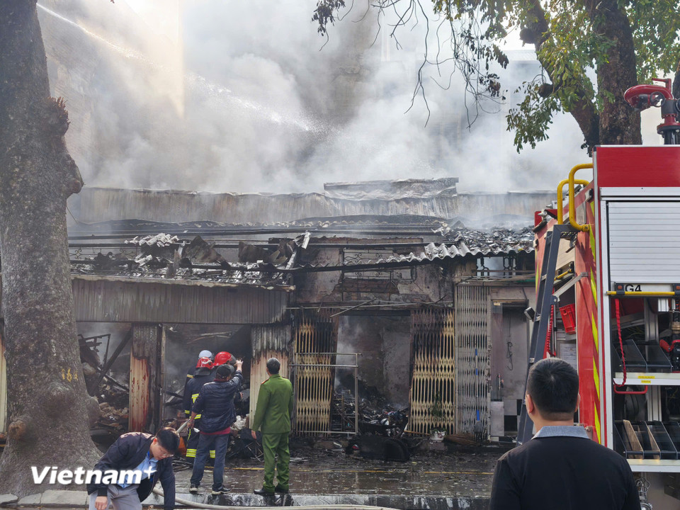 Hà Nội: Cháy lớn giữa phố Lò Đúc, khói bốc cao hàng chục mét- Ảnh 2.