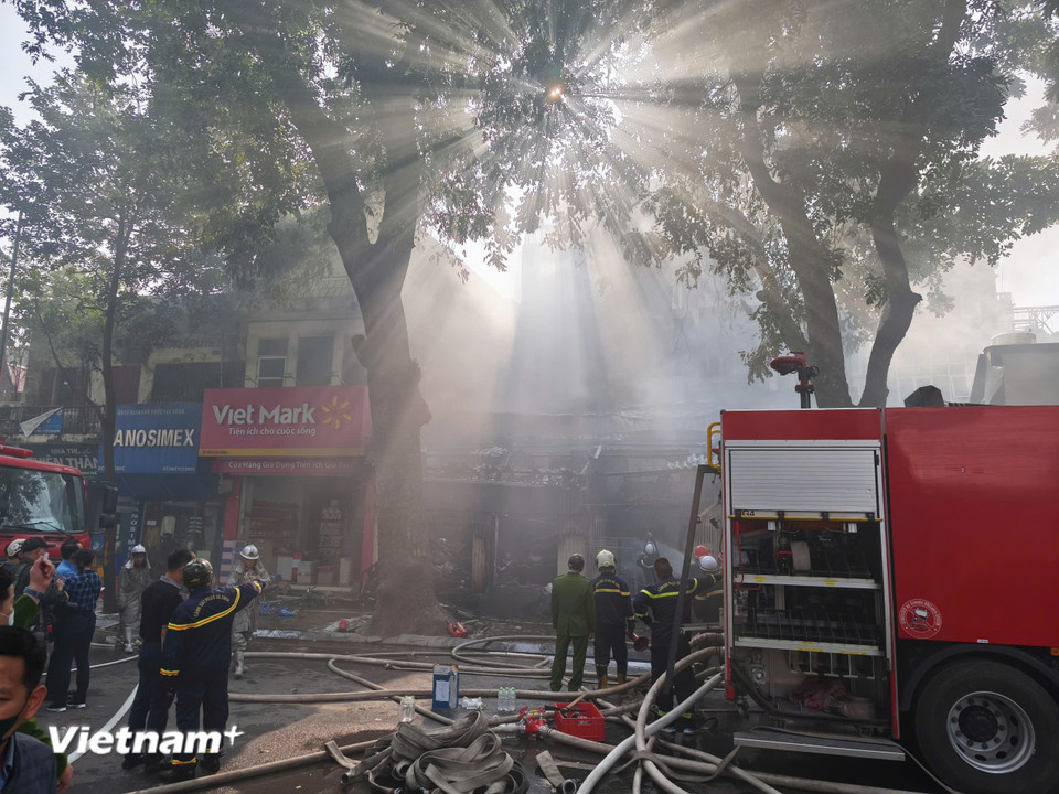 Hà Nội: Cháy lớn giữa phố Lò Đúc, khói bốc cao hàng chục mét- Ảnh 7.