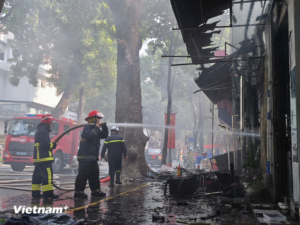 Hà Nội: Cháy lớn giữa phố Lò Đúc, khói bốc cao hàng chục mét- Ảnh 4.