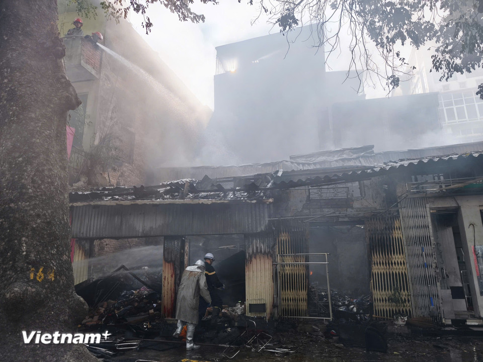 Hà Nội: Cháy lớn giữa phố Lò Đúc, khói bốc cao hàng chục mét- Ảnh 3.