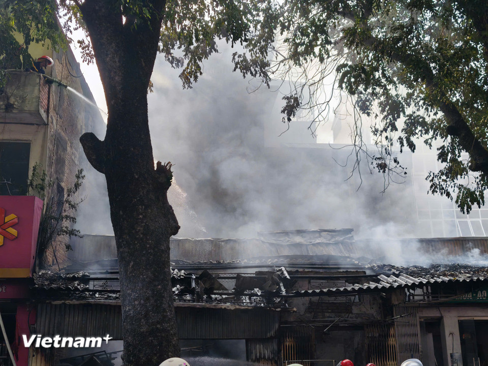 Hà Nội: Cháy lớn giữa phố Lò Đúc, khói bốc cao hàng chục mét- Ảnh 6.
