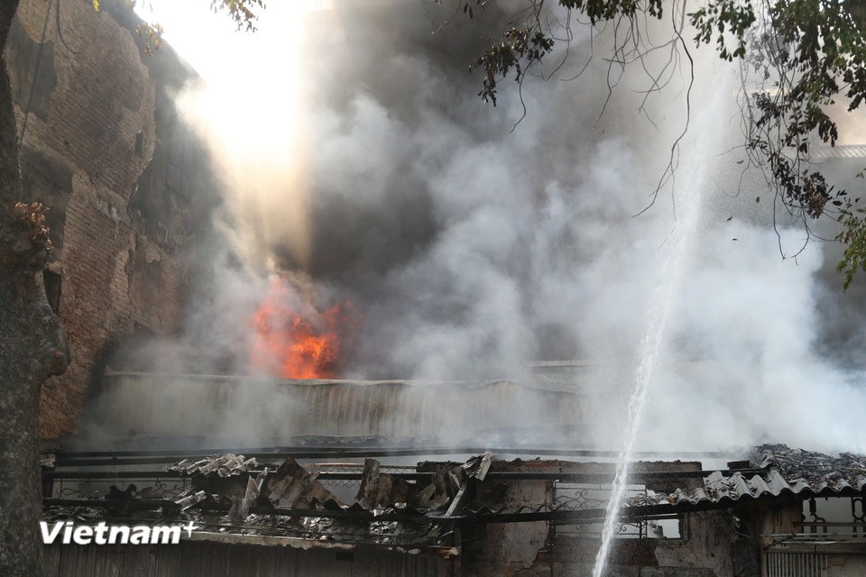 Hà Nội: Cháy lớn giữa phố Lò Đúc, khói bốc cao hàng chục mét- Ảnh 1.