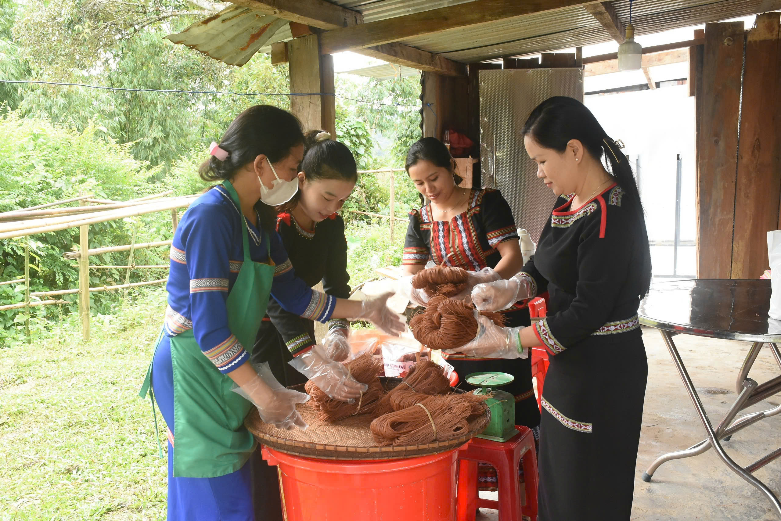 Hội LHPN tỉnh Quảng Ngãi: 10 dấu ấn nổi bật giai đoạn 2021-2025 - Ảnh 8. Hội LHPN tỉnh Quảng Ngãi: 10 dấu ấn nổi bật giai đoạn 2021-2025 - Ảnh 8.