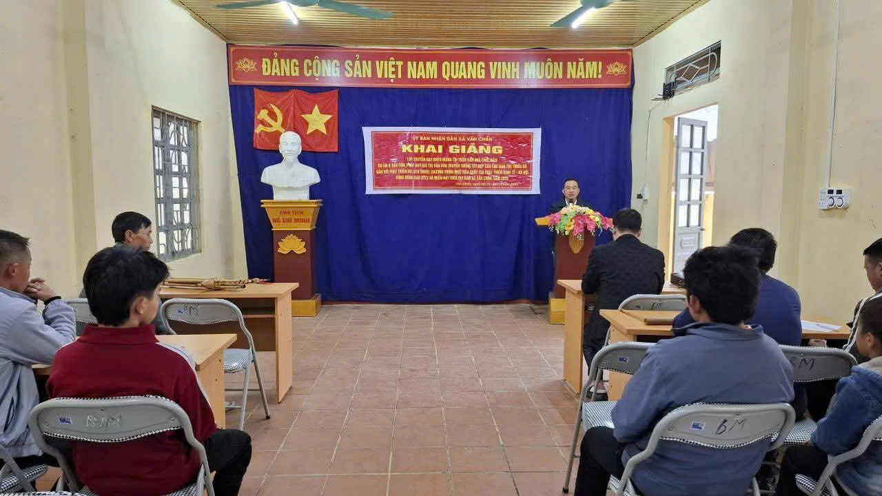 Phát triển sản xuất hiệu quả nhờ tiếp cận thông tin bằng tiếng mẹ đẻ- Ảnh 2. Phát triển sản xuất hiệu quả nhờ tiếp cận thông tin bằng tiếng mẹ đẻ- Ảnh 2.