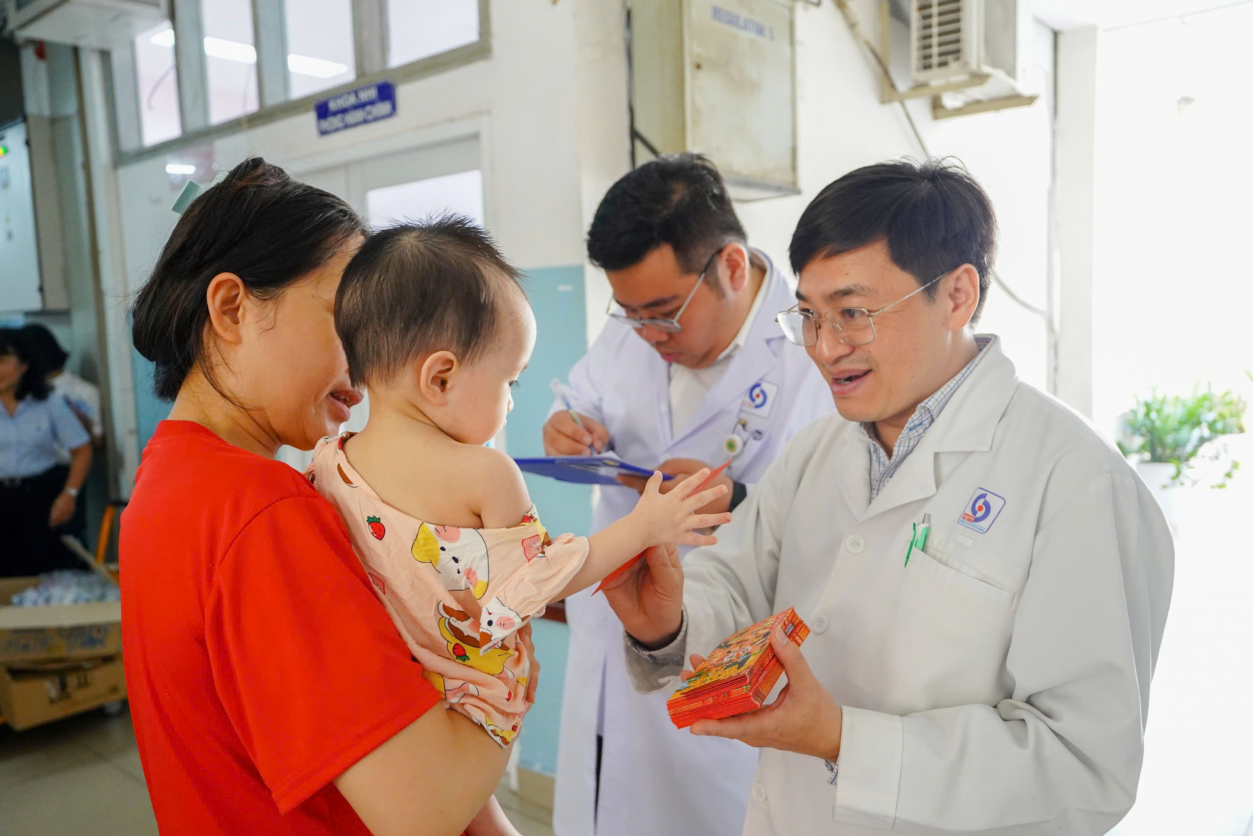 Bệnh nhi đón Giáng sinh sớm trong bệnh viện- Ảnh 3. Bệnh nhi đón Giáng sinh sớm trong bệnh viện- Ảnh 3.