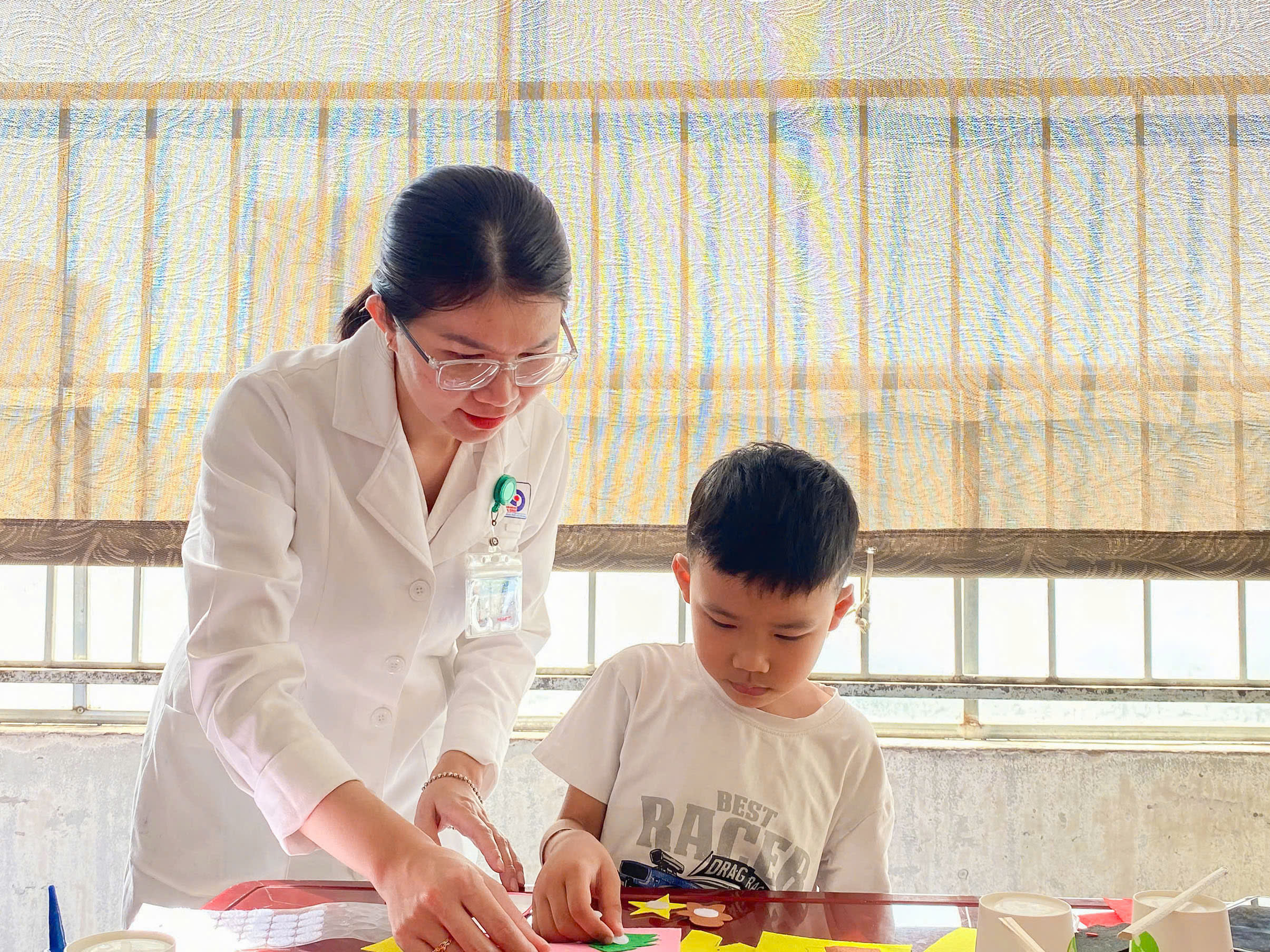 Bệnh nhi đón Giáng sinh sớm trong bệnh viện- Ảnh 4. Bệnh nhi đón Giáng sinh sớm trong bệnh viện- Ảnh 4.