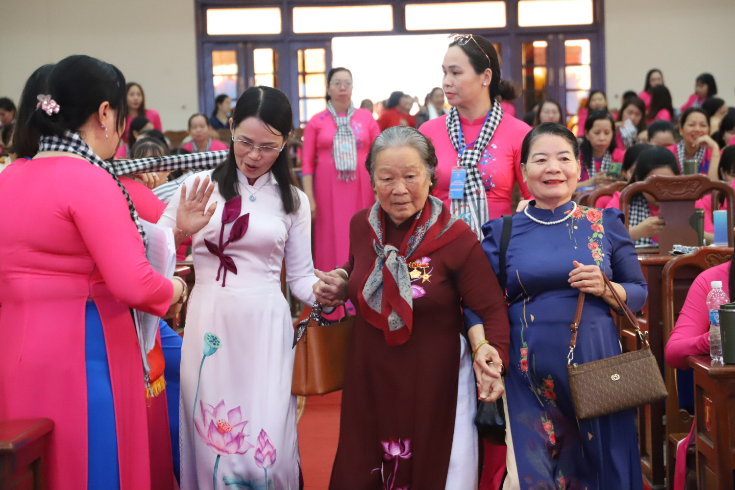 رئیس اتحادیه زنان ویتنام، نگوین تی توین، در کنگره نمایندگان زنان شهر کان تو شرکت میکند - عکس ۴. Chủ tịch Hội LHPN Việt Nam Nguyễn Thị Tuyến dự Đại hội đại biểu Phụ nữ TP Cần Thơ - Ảnh 4.
