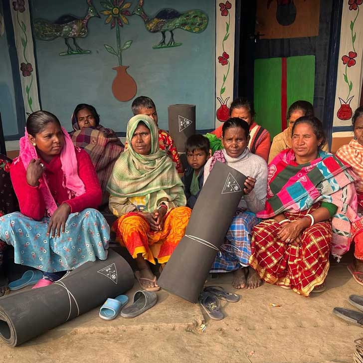 Nữ sinh 16 tuổi biến rác thải cao su độc hại thành thảm ấm cứu trợ cộng đồng- Ảnh 3. Nữ sinh 16 tuổi biến rác thải cao su độc hại thành thảm ấm cứu trợ cộng đồng- Ảnh 3.