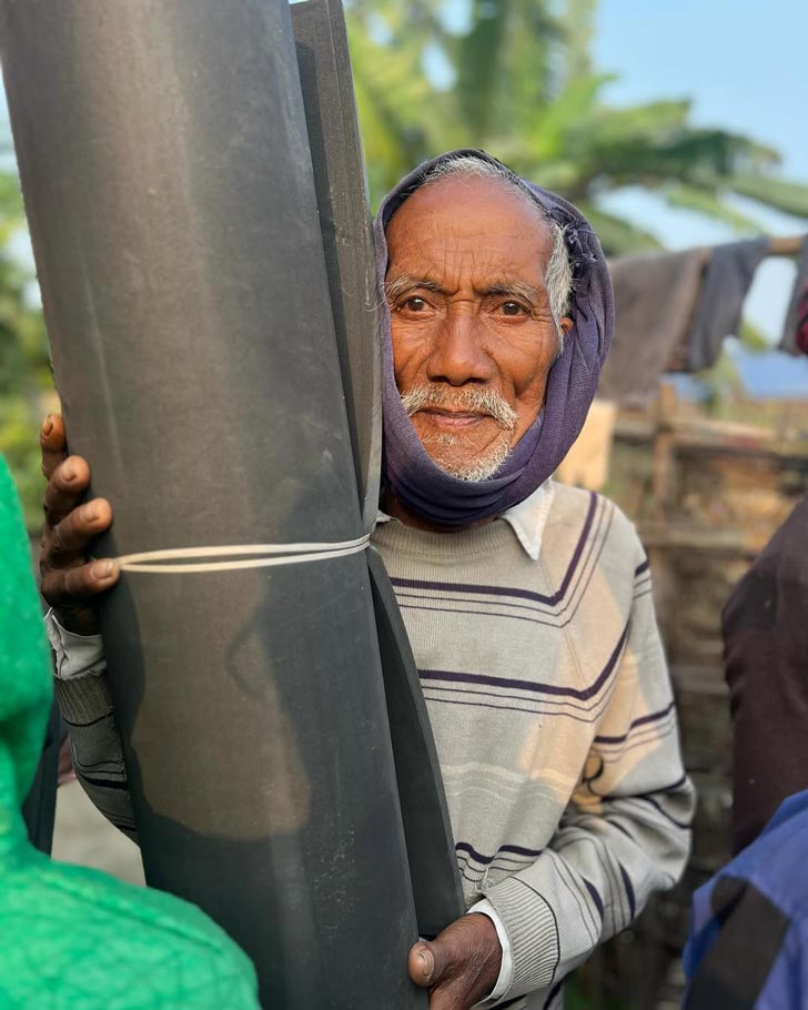 Nữ sinh 16 tuổi biến rác thải cao su độc hại thành thảm ấm cứu trợ cộng đồng- Ảnh 2. Nữ sinh 16 tuổi biến rác thải cao su độc hại thành thảm ấm cứu trợ cộng đồng- Ảnh 2.