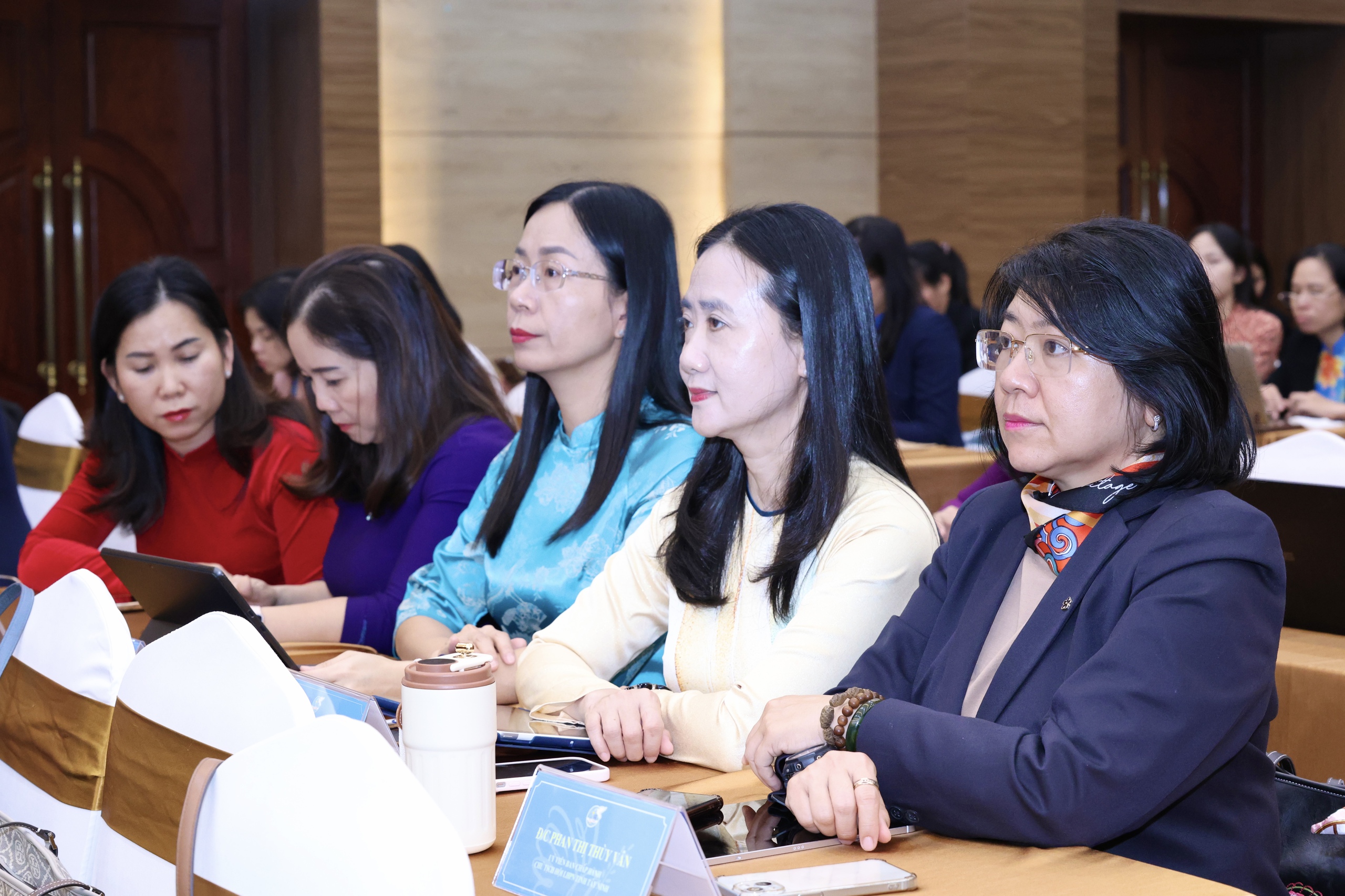 Khai mạc Hội nghị lần thứ 15 Ban Chấp hành Trung ương Hội LHPN Việt Nam khóa XIII- Ảnh 4. Khai mạc Hội nghị lần thứ 15 Ban Chấp hành Trung ương Hội LHPN Việt Nam khóa XIII- Ảnh 4.