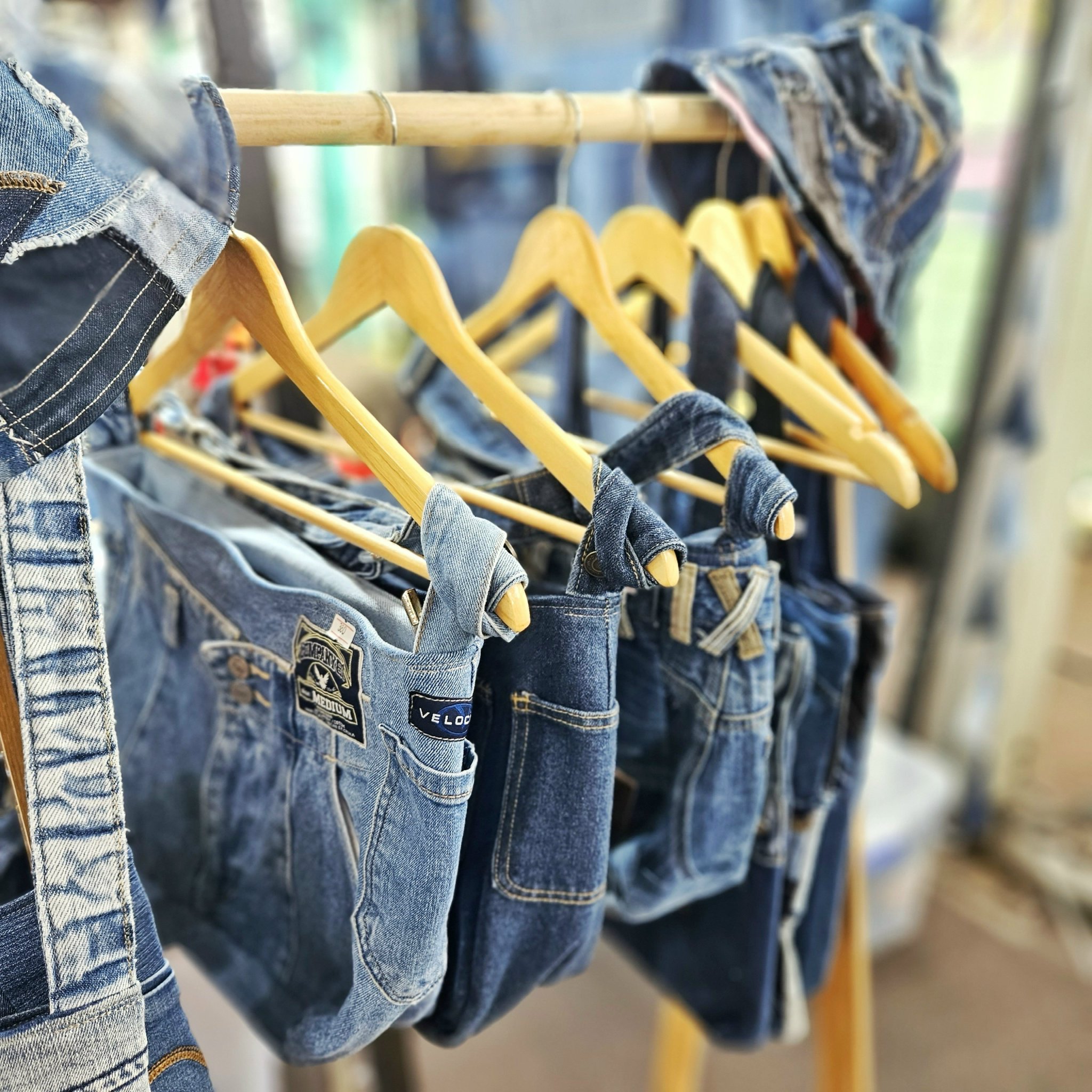 Khởi nguồn sống xanh từ một chiếc quần jeans cũ- Ảnh 2. Khởi nguồn sống xanh từ một chiếc quần jeans cũ- Ảnh 2.