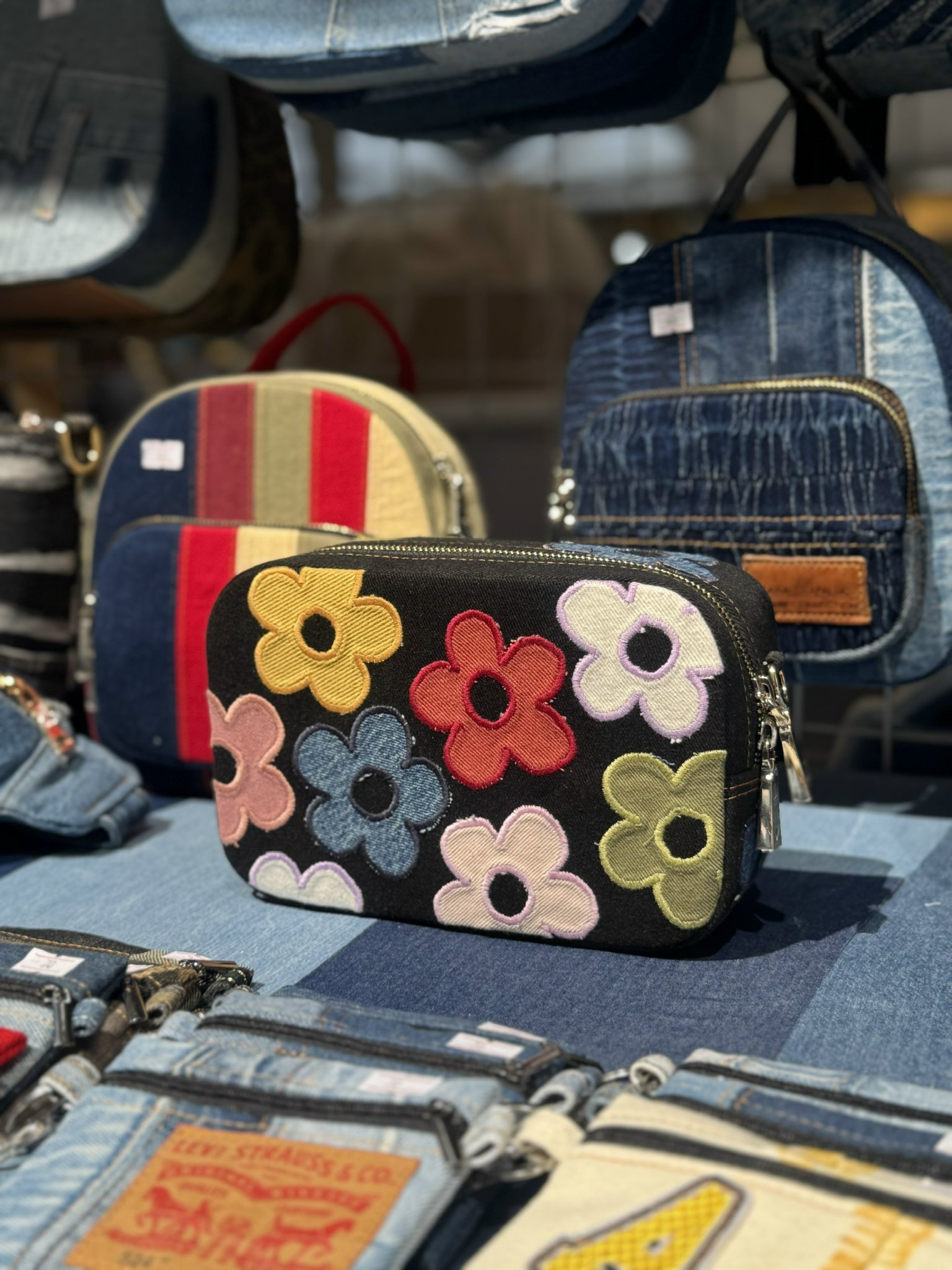 Khởi nguồn sống xanh từ một chiếc quần jeans cũ- Ảnh 4. Khởi nguồn sống xanh từ một chiếc quần jeans cũ- Ảnh 4.