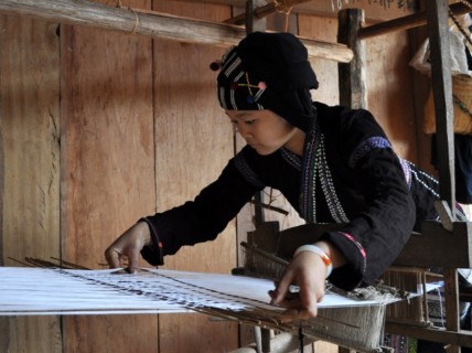 Trang phục truyền thống của người Lự ở Lai Châu - Dấu ấn văn hóa từ đôi bàn tay người phụ nữ- Ảnh 3. Trang phục truyền thống của người Lự ở Lai Châu - Dấu ấn văn hóa từ đôi bàn tay người phụ nữ- Ảnh 3.