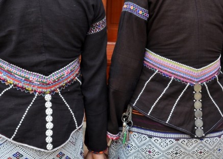 Trang phục truyền thống của người Lự ở Lai Châu - Dấu ấn văn hóa từ đôi bàn tay người phụ nữ- Ảnh 4. Trang phục truyền thống của người Lự ở Lai Châu - Dấu ấn văn hóa từ đôi bàn tay người phụ nữ- Ảnh 4.