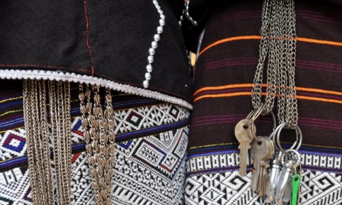 Trang phục truyền thống của người Lự ở Lai Châu - Dấu ấn văn hóa từ đôi bàn tay người phụ nữ- Ảnh 2. Trang phục truyền thống của người Lự ở Lai Châu - Dấu ấn văn hóa từ đôi bàn tay người phụ nữ- Ảnh 2.