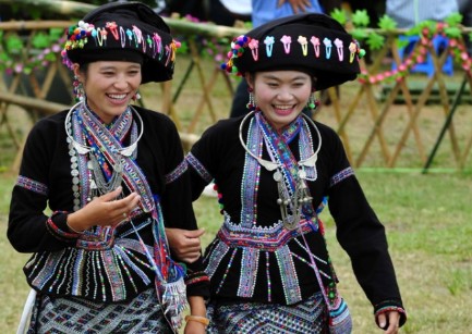 Trang phục truyền thống của người Lự ở Lai Châu - Dấu ấn văn hóa từ đôi bàn tay người phụ nữ- Ảnh 1. Trang phục truyền thống của người Lự ở Lai Châu - Dấu ấn văn hóa từ đôi bàn tay người phụ nữ- Ảnh 1.