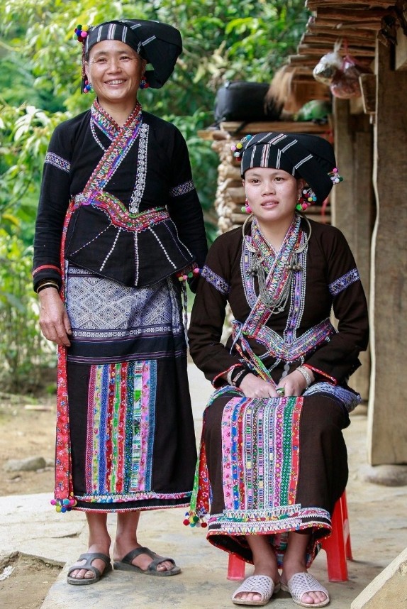 Trang phục truyền thống của người Lự ở Lai Châu - Dấu ấn văn hóa từ đôi bàn tay người phụ nữ- Ảnh 5. Trang phục truyền thống của người Lự ở Lai Châu - Dấu ấn văn hóa từ đôi bàn tay người phụ nữ- Ảnh 5.