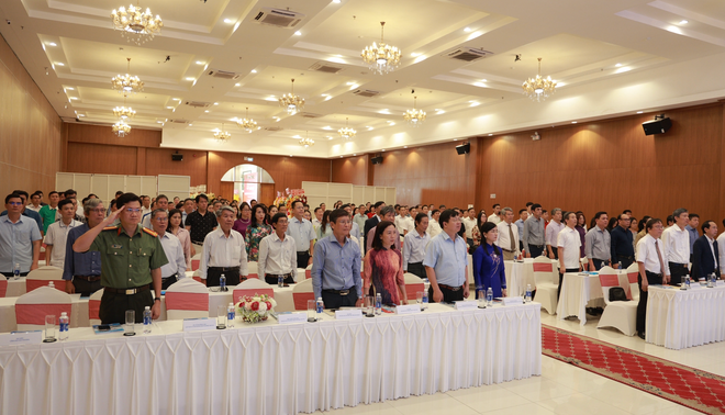 Donatie van gezamenlijke leerboekenbibliotheken ter waarde van 3 miljard VND aan Can Tho, An Giang en Ca Mau - Foto 2. Tặng tủ sách giáo khoa dùng chung trị giá 3 tỷ đồng cho Cần Thơ, An Giang, Cà Mau- Ảnh 2.