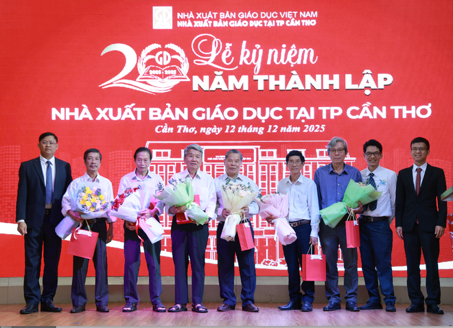 Het schenken van gezamenlijke leerboekenbibliotheken ter waarde van 3 miljard VND aan Can Tho, An Giang en Ca Mau - Foto 4. Tặng tủ sách giáo khoa dùng chung trị giá 3 tỷ đồng cho Cần Thơ, An Giang, Cà Mau- Ảnh 4.