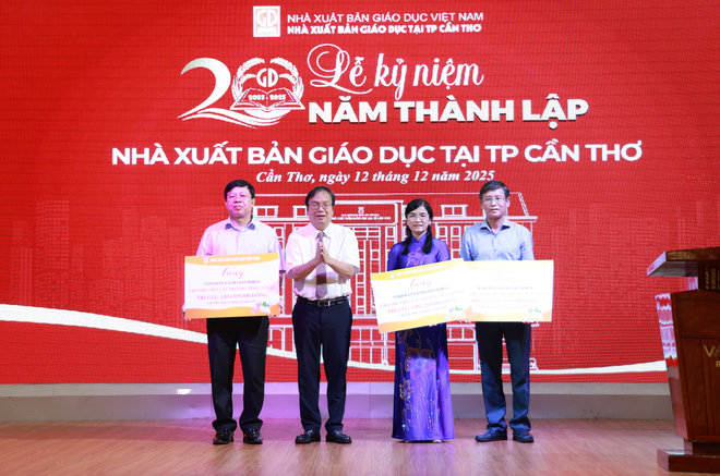 Donatie van gedeelde leerboekenbibliotheken ter waarde van 3 miljard VND aan Can Tho, An Giang en Ca Mau - Foto 1. Tặng tủ sách giáo khoa dùng chung trị giá 3 tỷ đồng cho Cần Thơ, An Giang, Cà Mau- Ảnh 1.