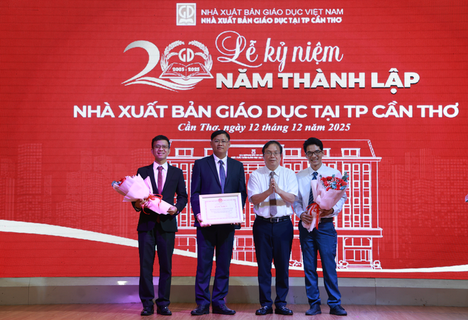 Het schenken van gezamenlijke leerboekenbibliotheken ter waarde van 3 miljard VND aan Can Tho, An Giang en Ca Mau - Foto 6. Tặng tủ sách giáo khoa dùng chung trị giá 3 tỷ đồng cho Cần Thơ, An Giang, Cà Mau- Ảnh 6.