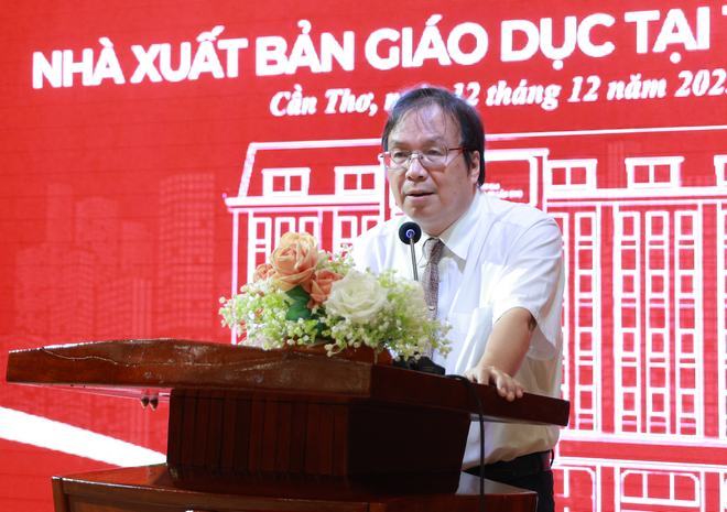 Het schenken van gezamenlijke leerboekenbibliotheken ter waarde van 3 miljard VND aan Can Tho, An Giang en Ca Mau - Foto 5. Tặng tủ sách giáo khoa dùng chung trị giá 3 tỷ đồng cho Cần Thơ, An Giang, Cà Mau- Ảnh 5.