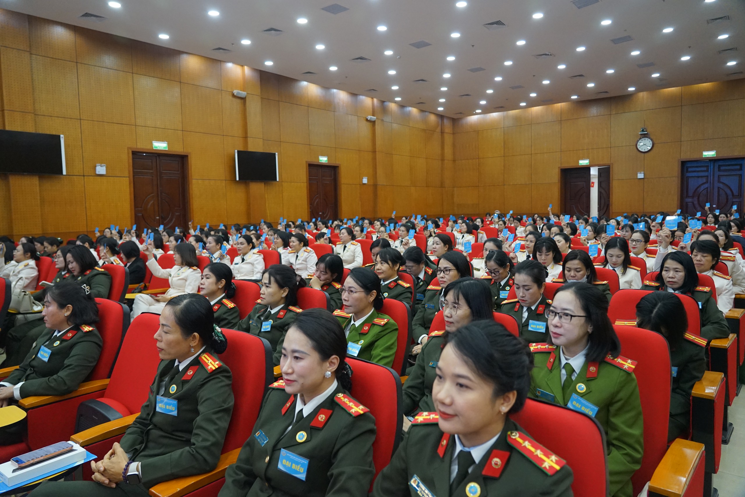 Đại hội đại biểu Phụ nữ Bộ Công an lần thứ X hoàn thành Phiên thứ nhất với nhiều nội dung quan trọng- Ảnh 4. Đại hội đại biểu Phụ nữ Bộ Công an lần thứ X hoàn thành Phiên thứ nhất với nhiều nội dung quan trọng- Ảnh 4.