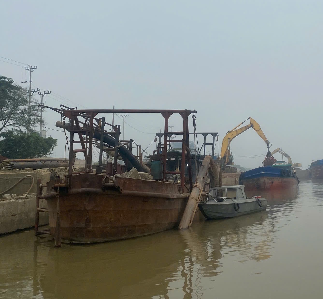 Nghi vấn tàu khai thác cát gây sạt lở nghiêm trọng đất canh tác của người dân- Ảnh 3. Nghi vấn tàu khai thác cát gây sạt lở nghiêm trọng đất canh tác của người dân- Ảnh 3.