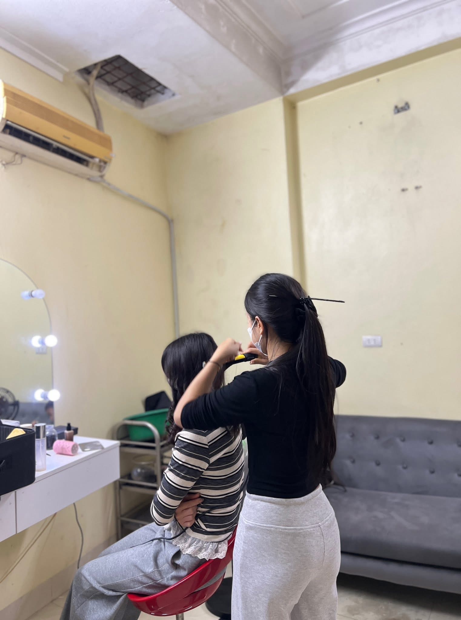 Kỷ yếu học đường: Phụ huynh "than trời" vì niềm vui giản dị hóa "cuộc đua" phô trương- Ảnh 3. Kỷ yếu học đường: Phụ huynh "than trời" vì niềm vui giản dị hóa "cuộc đua" phô trương- Ảnh 3.