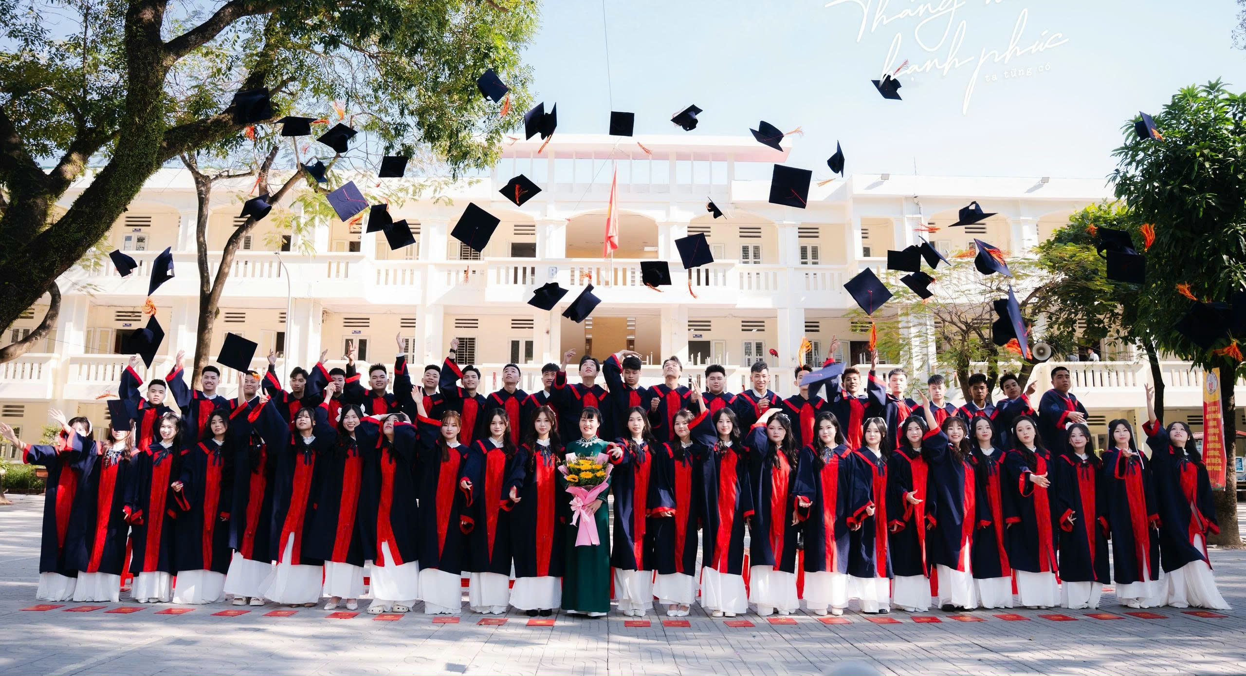 Kỷ yếu học đường: Phụ huynh "than trời" vì niềm vui giản dị hóa "cuộc đua" phô trương- Ảnh 4. Kỷ yếu học đường: Phụ huynh "than trời" vì niềm vui giản dị hóa "cuộc đua" phô trương- Ảnh 4.