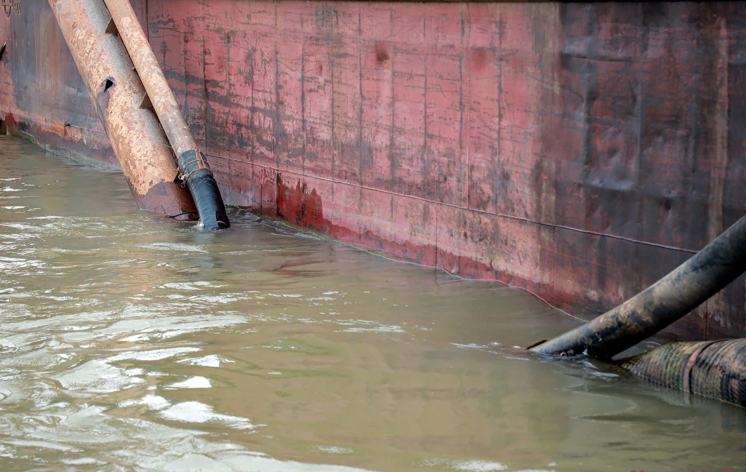 Nghi vấn tàu khai thác cát gây sạt lở nghiêm trọng đất canh tác của người dân- Ảnh 4. Nghi vấn tàu khai thác cát gây sạt lở nghiêm trọng đất canh tác của người dân- Ảnh 4.
