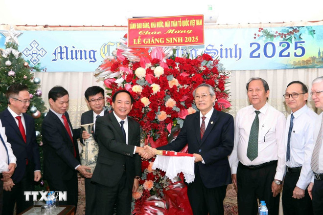 Trưởng Ban Tuyên giáo và Dân vận TW chúc mừng Giáng sinh ở TPHCM- Ảnh 1.