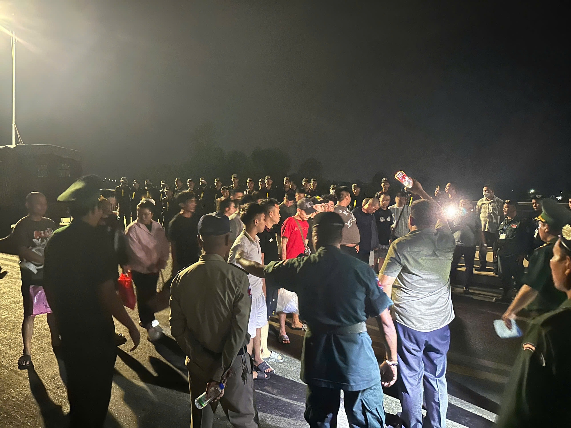 Thủ đoạn nhóm "doanh nhân thành đạt" lừa nhiều phụ nữ với số tiền hàng nghìn tỷ đồng- Ảnh 4. Thủ đoạn nhóm "doanh nhân thành đạt" lừa nhiều phụ nữ với số tiền hàng nghìn tỷ đồng- Ảnh 4.