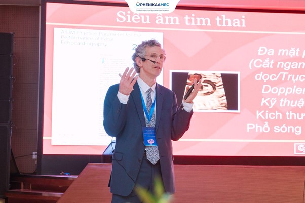 GS Mark Sklansky thực hành kỹ thuật siêu âm tim thai trực tiếp tại Hội thảo: “Siêu âm tim thai - Từ chẩn đoán trước sinh đến quản lý sau sinh”- Ảnh 1.