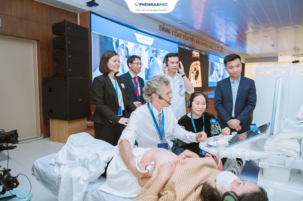 GS Mark Sklansky thực hành kỹ thuật siêu âm tim thai trực tiếp tại Hội thảo: “Siêu âm tim thai - Từ chẩn đoán trước sinh đến quản lý sau sinh”- Ảnh 2.