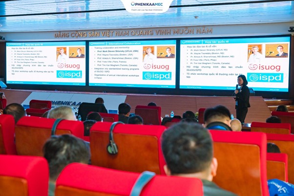 GS Mark Sklansky thực hành kỹ thuật siêu âm tim thai trực tiếp tại Hội thảo: “Siêu âm tim thai - Từ chẩn đoán trước sinh đến quản lý sau sinh”- Ảnh 3.