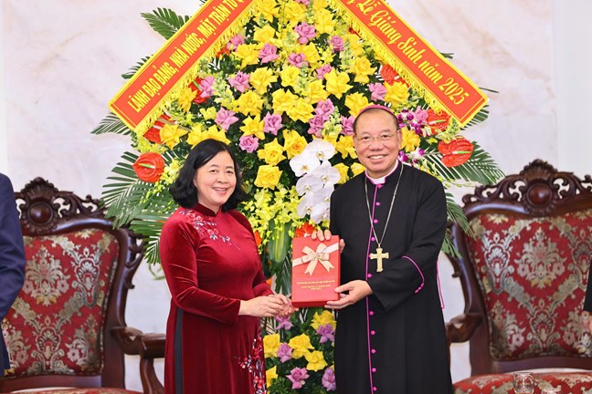 Chủ tịch UBTƯ MTTQ Việt Nam chúc mừng Tòa Tổng Giám mục Tổng Giáo phận Hà Nội và Ủy ban Đoàn kết Công giáo Việt Nam- Ảnh 1. Chủ tịch UBTƯ MTTQ Việt Nam chúc mừng Tòa Tổng Giám mục Tổng Giáo phận Hà Nội và Ủy ban Đoàn kết Công giáo Việt Nam- Ảnh 1.