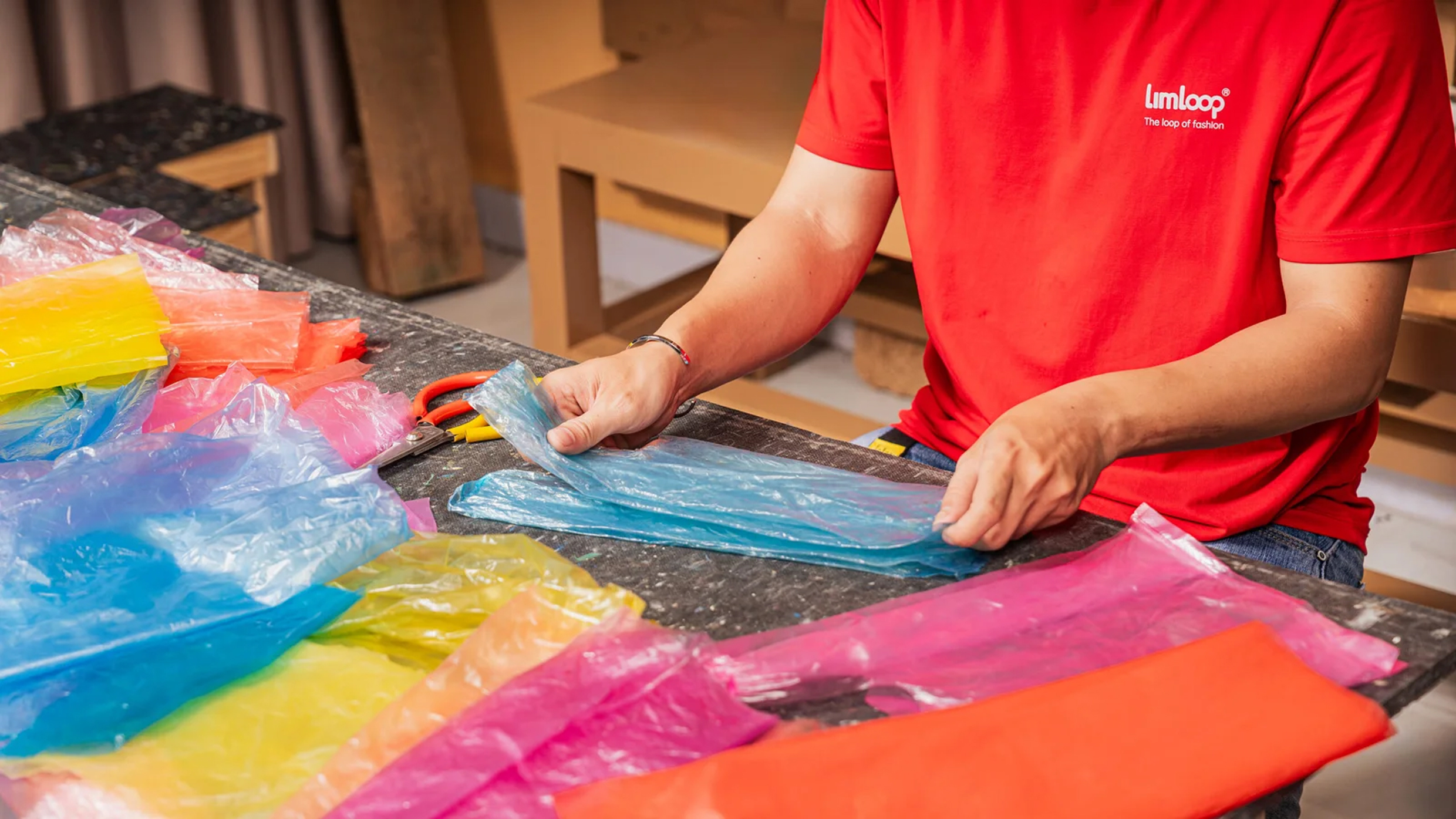 Tái chế rác thải nhựa, tạo cơ hội việc làm cho người khiếm thính- Ảnh 4. Tái chế rác thải nhựa, tạo cơ hội việc làm cho người khiếm thính- Ảnh 4.