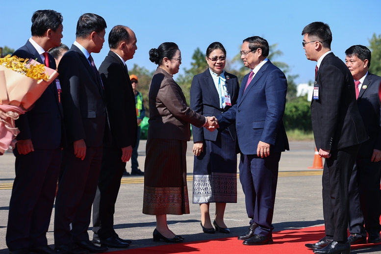 Thủ tướng Phạm Minh Chính tới Thủ đô Vientiane, bắt đầu chuyến công tác tại Lào- Ảnh 2.